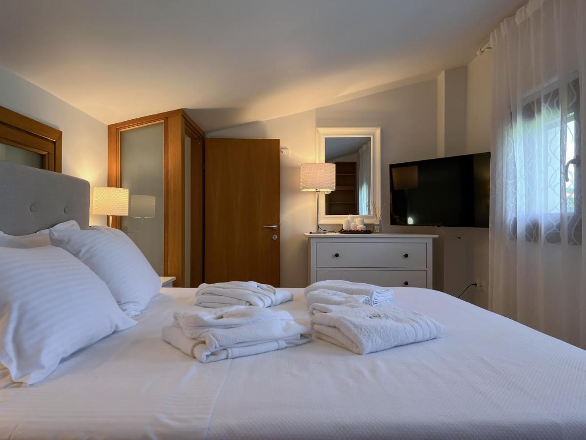 Heaven Luxury Villa Nea Roda Esterno foto