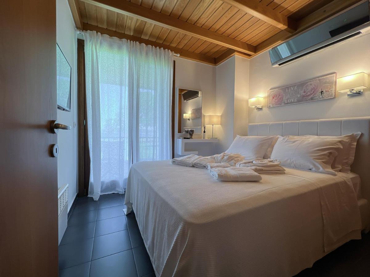 Heaven Luxury Villa Nea Roda Esterno foto