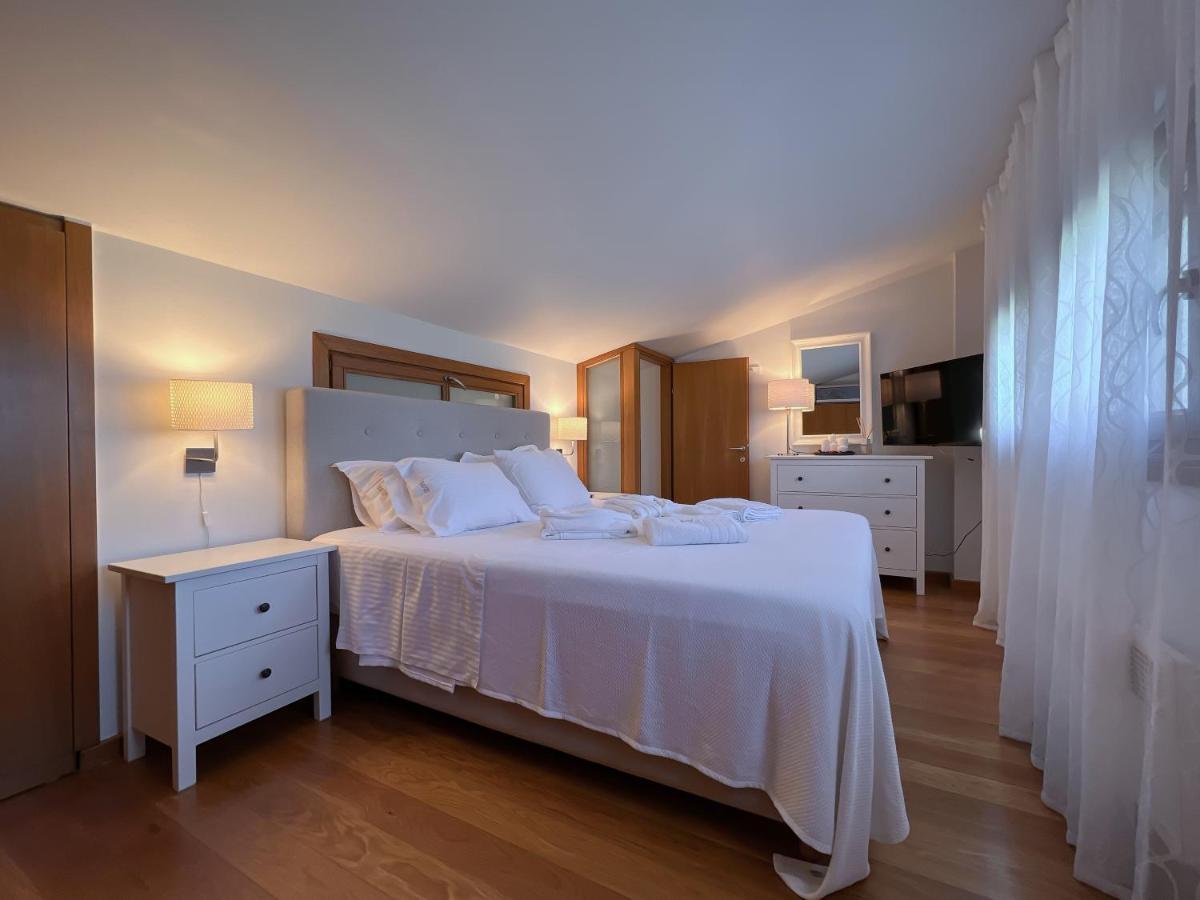 Heaven Luxury Villa Nea Roda Esterno foto