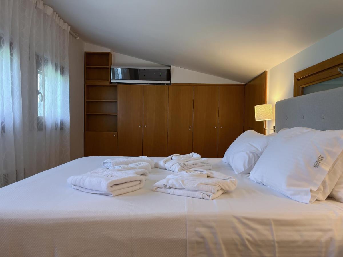 Heaven Luxury Villa Nea Roda Esterno foto