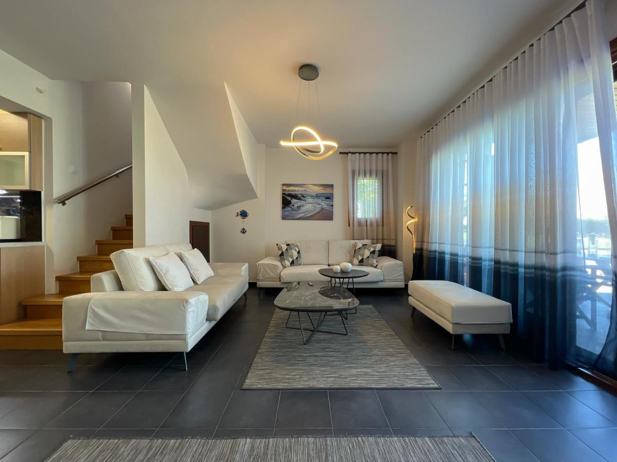 Heaven Luxury Villa Nea Roda Esterno foto